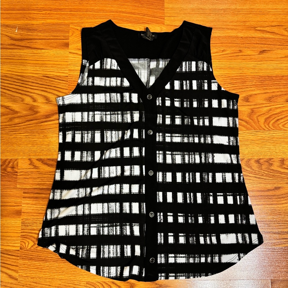 ⚠️Black and White Top⚠️